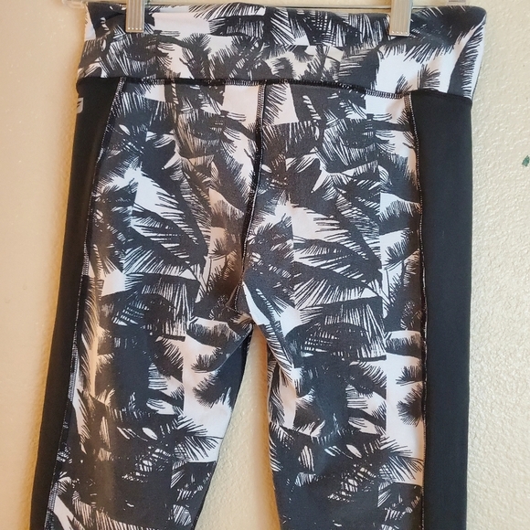 Fabletics Palm Tree Black Cropped Leggings - Picture 4 of 7